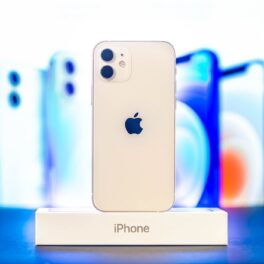 iPhone 12 alb, pe o cutie albă, cu denumirea telefonului, cu un ecran cu mai multe telefoane. Puțini știu de la ce vine litera „i” din denumirea iPhone
