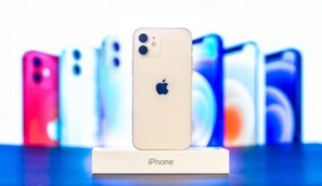 iPhone 12 alb, pe o cutie albă, cu denumirea telefonului, cu un ecran cu mai multe telefoane. Puțini știu de la ce vine litera „i” din denumirea iPhone