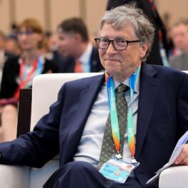 Bill Gates, la evenimentul International Import Expo, China, 2018. Stă într-un fotoliu alb și e îmbrăcat într-un costum închis la culoare. Bill Gates a recunoscut recent care a fost cea mai mare greseala din cariera sa