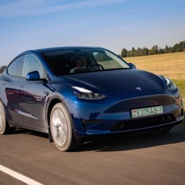 Mașină Tesla Model Y Long Range, pe albastru, pe stradă, în Minsk, Belarus, anul 2021. Recent, s-a născut primul „bebeluș Tesla” din lume
