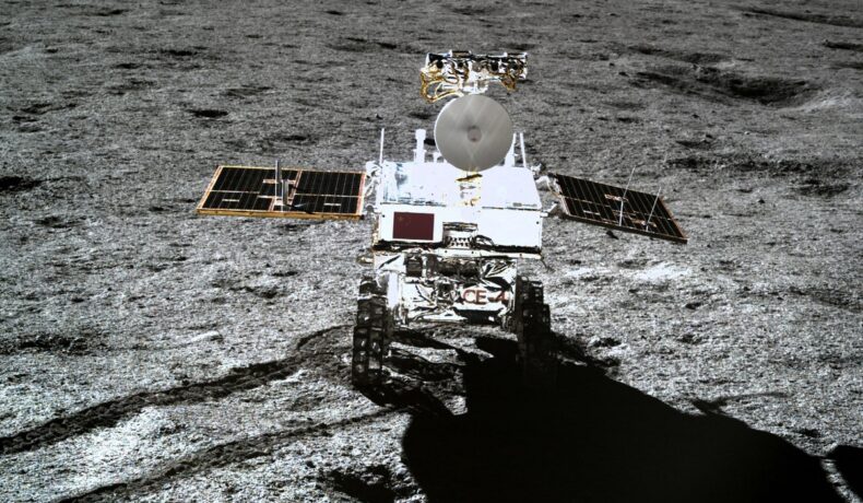 Imagine cu roverul Yutu 2, care a ajuns pe Lună în ianuarie 2019, fundal gri de rocă lunară. Experții au aflat acum ce e „cabana misterioasă” de pe Lună, cu ajutorul Yutu 2