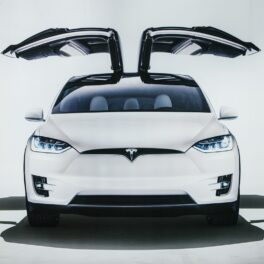 Mașină tesla X, prezentată în cadrul showroom-ului din Berlin, de culoare albă. Tesla ar conduce noua schimbare în industria auto