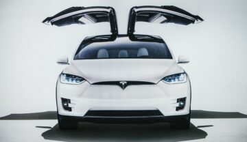 Mașină tesla X, prezentată în cadrul showroom-ului din Berlin, de culoare albă. Tesla ar conduce noua schimbare în industria auto