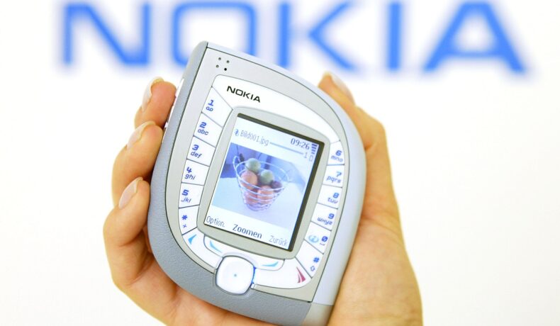 Nokia 7600, ținut în mână, pe un fundal alb cu logo-ul Nokia, unul dintre cele mai neobișnuite telefoane mobile