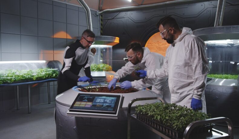 Cercetători care cresc legume pe Marte, într-o fermă din interior, similar cu modul în care va funcționa colonia lui Elon Musk de pe Planeta Roșie