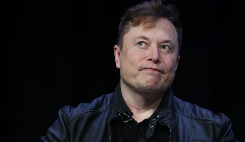 Elon Musk, pe scenă la Satellite Conference and Exhibition, martie 2020. Poartă un costum negru și e pe un fundal negru. Acum, Elon Musk susține că a plătit taxe record