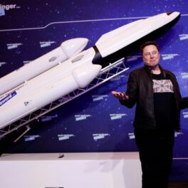 Elon Musk, pe covorul roșu Axel Springer Award, 2020, cu o rachetă albă și un perete albastru în spate. Recent, Elon Musk a ridiculizat sugestia Rusiei