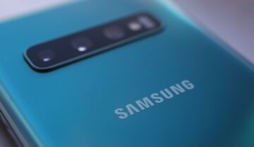 Telefon Samsung Galaxy S10, pe albastru, într-o imagine macro. Unele telefoane Samsung Galaxy S au fost acuzate că influențau performanța aplicațiilor
