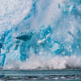 Aisberg care cade în apă. Un vulcan din antarctica s-a trezit recent și a cauzat un fenomen neobișnuit