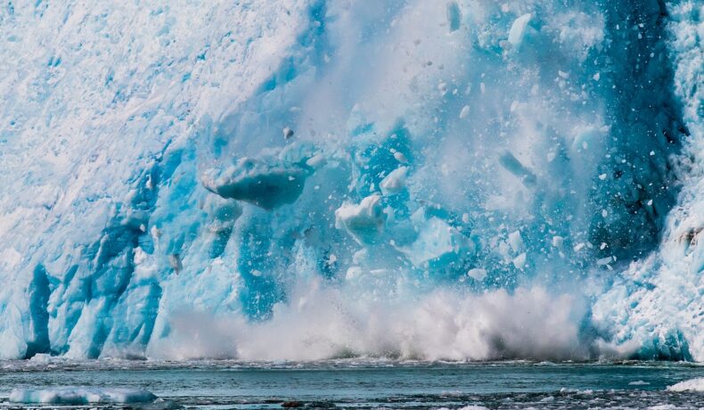 Aisberg care cade în apă. Un vulcan din antarctica s-a trezit recent și a cauzat un fenomen neobișnuit