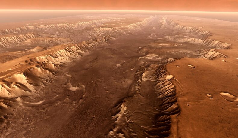 Forme de relief Marte, în culori roșii și de portocaliu, similare cu acele urme de gheare descoperite pe Marte