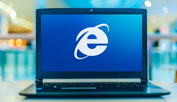 Laptop cu ecran albastru, cu logo-ul Internet Explorer pe albastru. Microsoft va retrage Internet Explorer din 2022