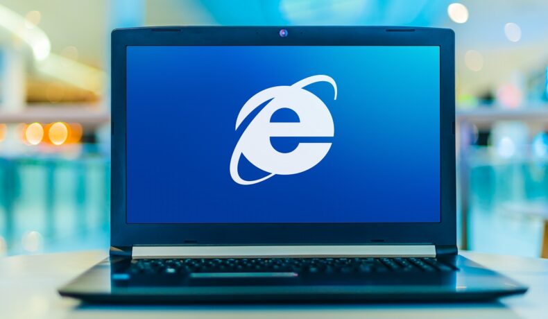 Laptop cu ecran albastru, cu logo-ul Internet Explorer pe albastru. Microsoft va retrage Internet Explorer din 2022