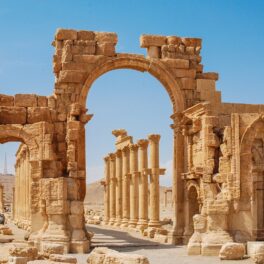 Ruine din Palmira, oraș antic din Siria de azi, unde experții au găsit indicii despre cine a fost „Lordul Universului”