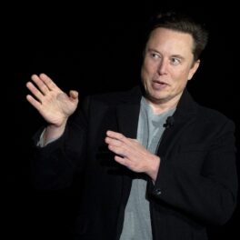 Elon Musk pe scenă 2022, la un eveniment SpaceX, pe fundal negru. Elon Musk a zis că vrea să renunțe și la un obicei comun