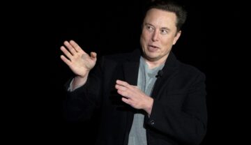 Elon Musk pe scenă 2022, la un eveniment SpaceX, pe fundal negru. Elon Musk a zis că vrea să renunțe și la un obicei comun