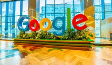 Logo Google din interiorul companiei, cu podea de lemn. Google ar folosi și „angajarea silențioasă”