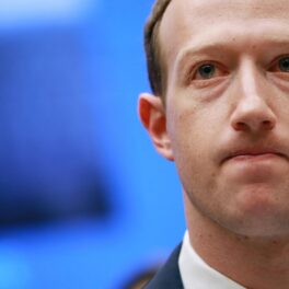 Mark Zuckerberg, 2018, în fața House Energy and Commerce Committe. Potrivit unui expert Harvard, Mark Zuckerberg ar „continua să deraieze” Facebook