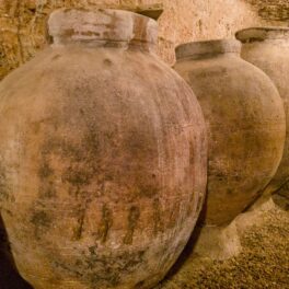 Vase antice de ceramică, similare cu cele descoperite în o peșteră „înghețată în timp”