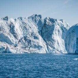 Ghețar din Antarctica, cu oceanul în partea de jos, similar cu „ghețarul sfârșitului lumii”