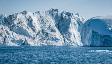 Ghețar din Antarctica, cu oceanul în partea de jos, similar cu „ghețarul sfârșitului lumii”