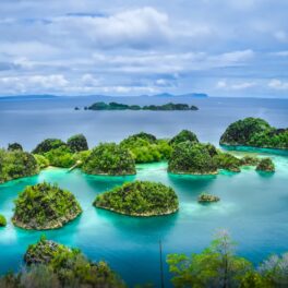 Poză cu unele dintre insulele tropicale din Raja Ampat, Indonezia, considerat „ultimul paradis de pe Pământ”