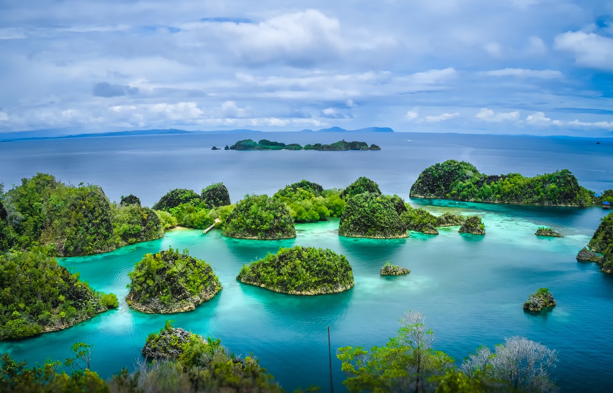 Poză cu unele dintre insulele tropicale din Raja Ampat, Indonezia, considerat „ultimul paradis de pe Pământ”