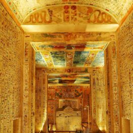 Tunel din aur, cu hieroglife, din Valea Regilor, Egipt. Arheologii care căutau mormântul Cleopatrei au descoperit un tunel miracol