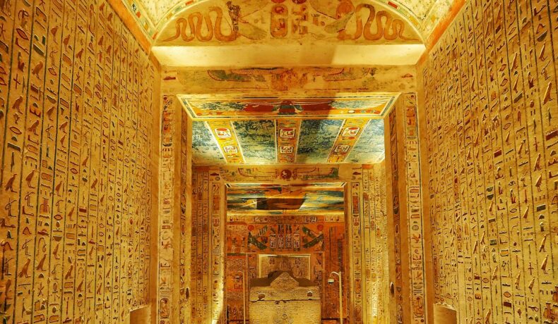Tunel din aur, cu hieroglife, din Valea Regilor, Egipt. Arheologii care căutau mormântul Cleopatrei au descoperit un tunel miracol