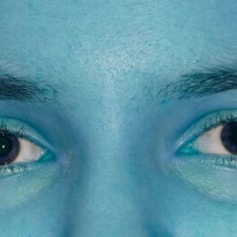 Persoană cu pielea albastră, micro pe ochi, similară cu rudele din „familia avatar” din viața reală