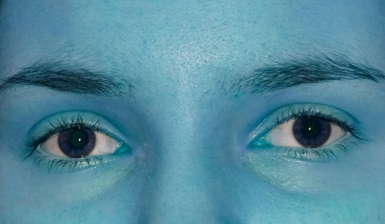 Persoană cu pielea albastră, micro pe ochi, similară cu rudele din „familia avatar” din viața reală