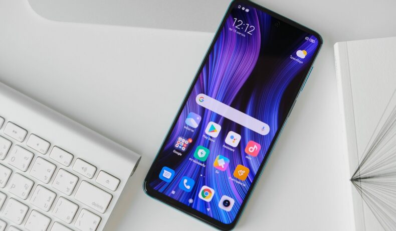 Telefon Redmi Note 9S, pe fundal alb cu o tastatură, ce ar putea avea în curând funcția „secretă” Android