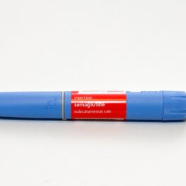 Medicament Ozempic, cu albastru și roșu, pe fundal alb. E medicamentul „pentru slăbit” care îngrijorează doctorii