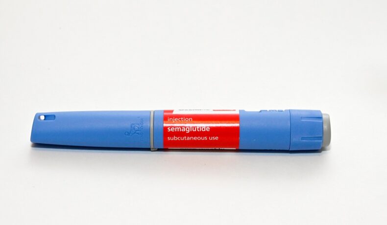 Medicament Ozempic, cu albastru și roșu, pe fundal alb. E medicamentul „pentru slăbit” care îngrijorează doctorii