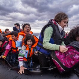 Barcă cu imigranți din Siria, care ajung în Grecia, copii care plâng, similar cu un „exod în masă de proporții biblice”