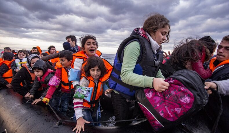 Barcă cu imigranți din Siria, care ajung în Grecia, copii care plâng, similar cu un „exod în masă de proporții biblice”