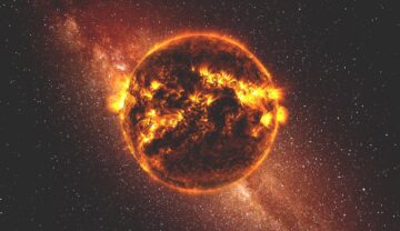 Explozie pe suprafața Soarelui, pe fundal negru, similar cu un „tsunami solar” care s-a izbit de Pământ