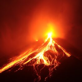 Vulcanul Karangetang, insula Siau, când erupe, similar cu „infernul antic” care a dezvăluit „moartea cea mare”