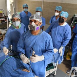 Dr. Vijay Gakhar, într-o operație din 2021, cu un pacient care are black fungus, cu echipa sa în spate, îmbrăcați în albastru, pentru a ilustra cum o ciupercă mortală se răspândește foarte repede