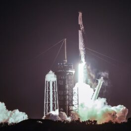 Nava SpaceX Dragon, lansată pe 14 martie 2023, care duce „inimi care bat în spațiu”, în mijlocul lansării
