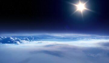Stea luminoasă deasupra Pământului, văzut din spațiu, similar cu fenomenul în care Venus și Jupiter se vor „săruta”