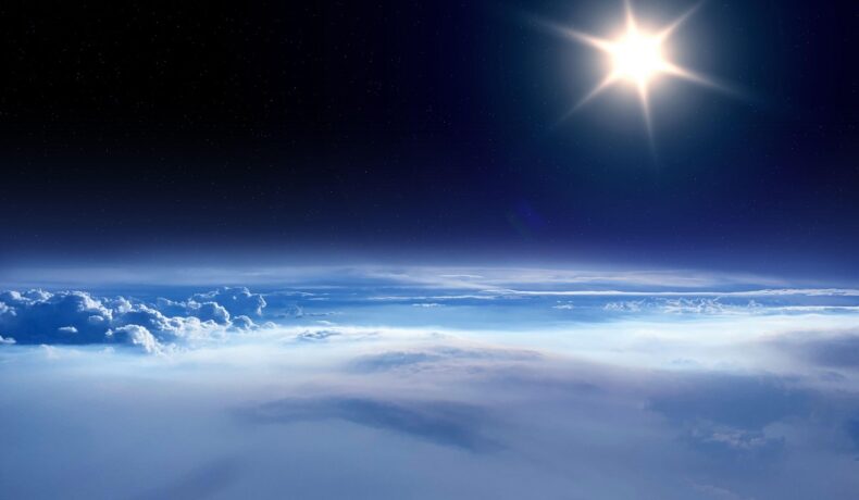 Stea luminoasă deasupra Pământului, văzut din spațiu, similar cu fenomenul în care Venus și Jupiter se vor „săruta”