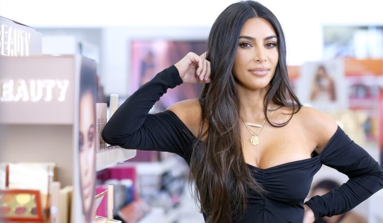 Kim Kardashian la lansarea KKW Beauty din Ulta, 2019, pentru a ilustra cum a ajuns inventatorul Kimoji să trăiască în mașină