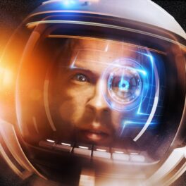 Astronaut care are o cască pe cap, cu o lumină albastră pe un ochi și lumini portocalii pe fundal, pentru a ilustra ce crede că se va întâmla în 2023 un „călător în timp din anul 2858”