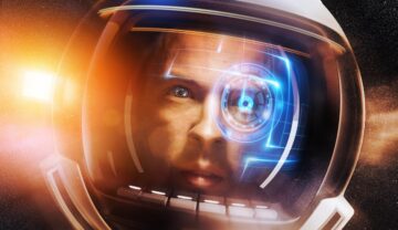 Astronaut care are o cască pe cap, cu o lumină albastră pe un ochi și lumini portocalii pe fundal, pentru a ilustra ce crede că se va întâmla în 2023 un „călător în timp din anul 2858”