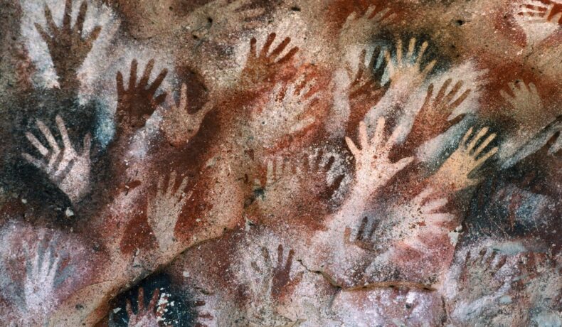 Urme de mâini din Cueva de las Manos, Argentina, în nuanțe de negru, maro și bej, pentru a ilustra picturile care arată ca „mâini de copii”