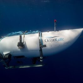 Submersibilul Titan, ce a fost făcut de compania OceanGate, în apă
