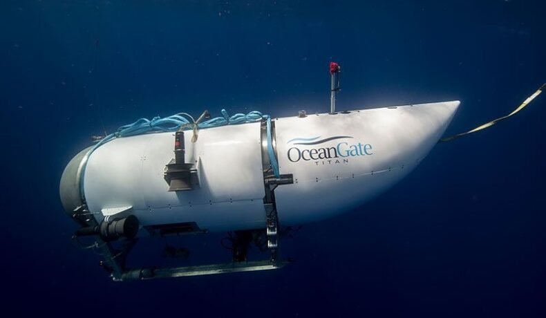 Submersibilul Titan, ce a fost făcut de compania OceanGate, în apă