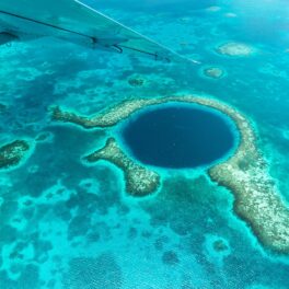 Gaura albastră din Belize, văzută de sus din aer, pentru a ilustra o „gaură gravitațională” imensă