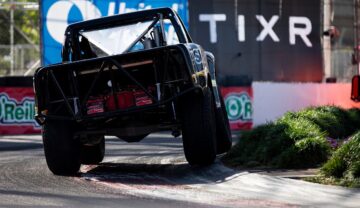 Un camion imens la o cursă Acura Grand Prix, 2023, pe negru, pentru a ilustra vehiculul creat pentru a rezista apocalipsei